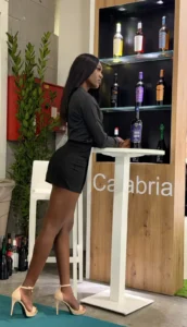 Vanessa hostess in fiera allo stand vini Calabria
