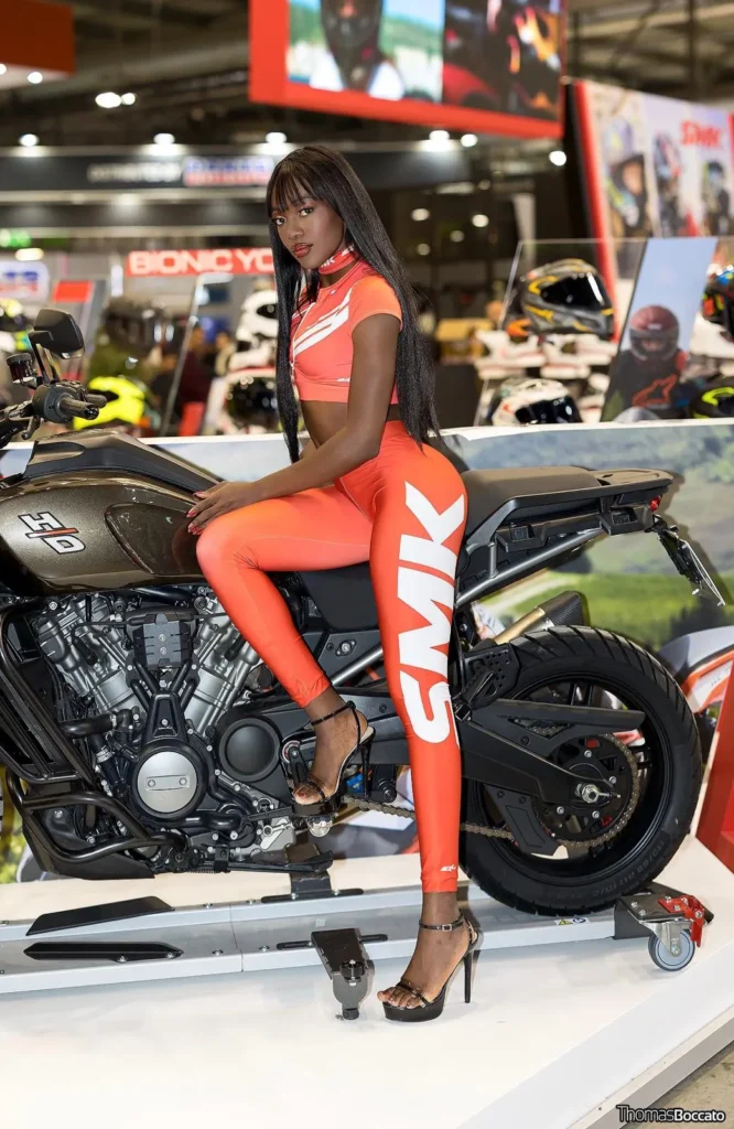 Vanessa grid girl e hostess a una fiera della moto