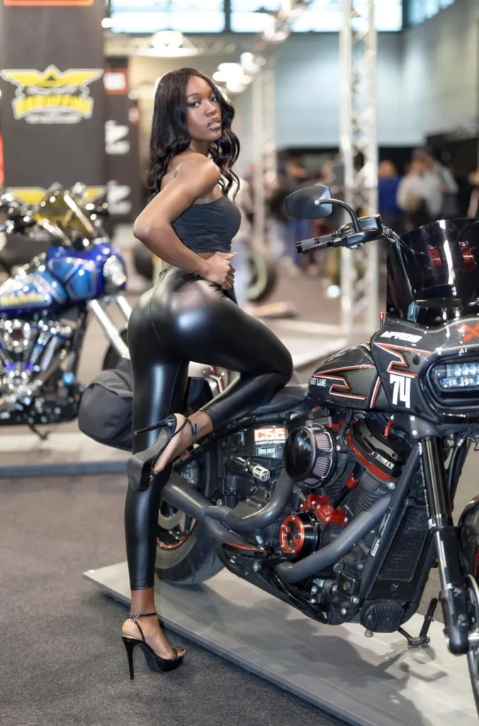 Vanessa hostess a un salone della moto